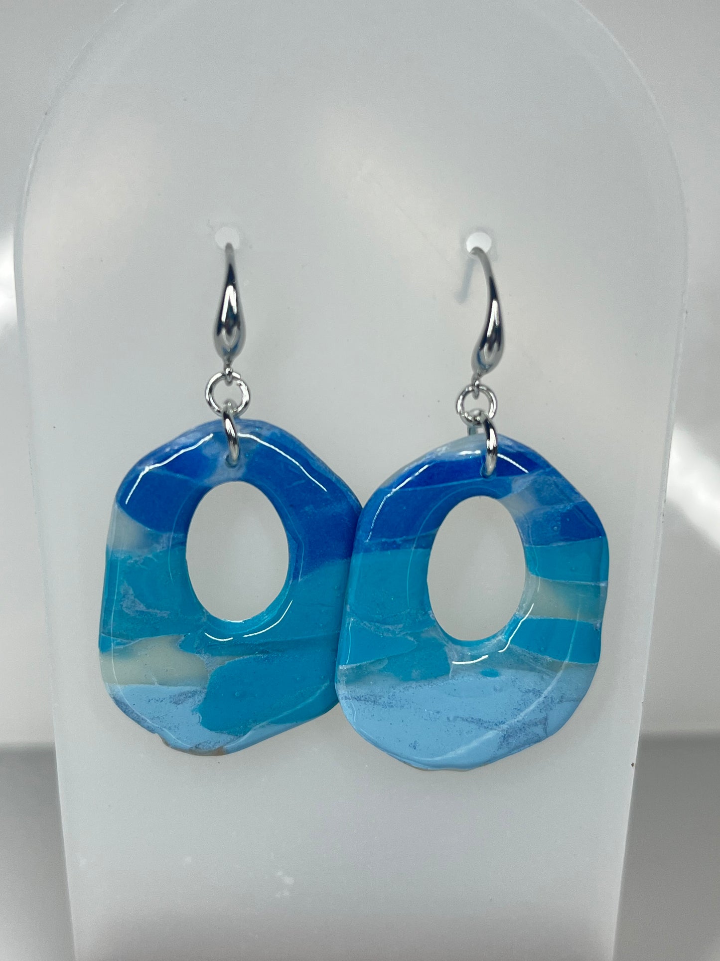Marble look blue dangle earrings